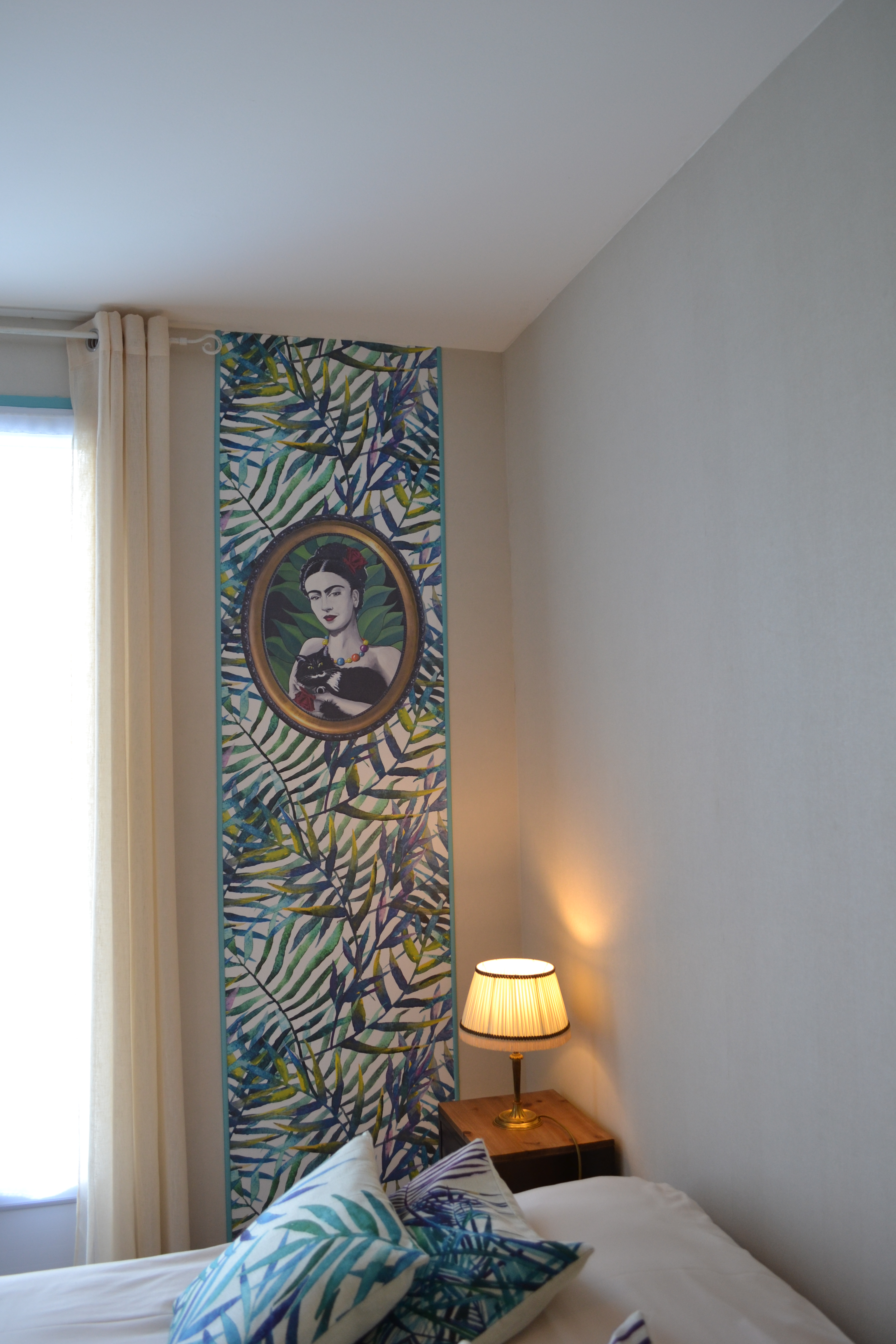 Chambre duo supérieure - lit 160cm avec terrasse proche de la Cotinière île d'Oléron Charente Maritime - charme et confort douillet - lé unique papier peint Frida Kahlo peintre révolutionnaire et féministe